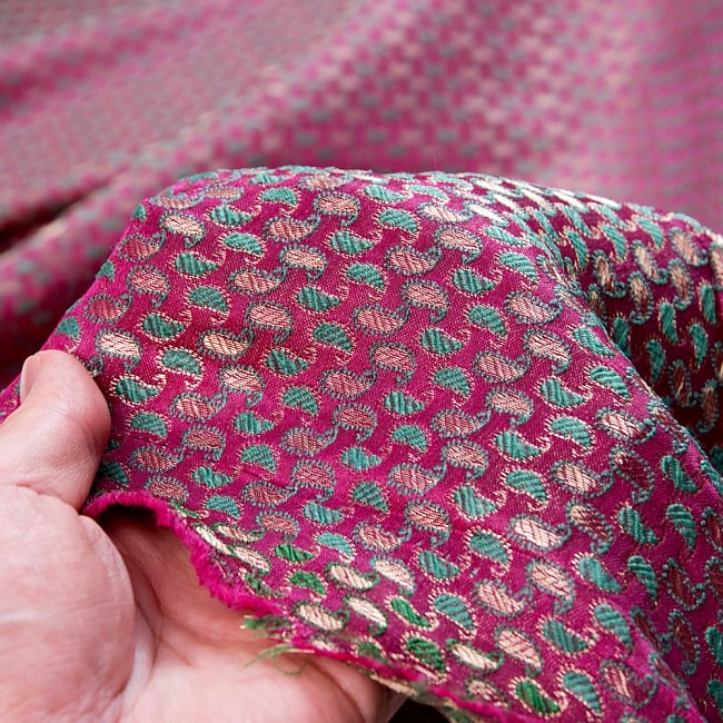 〔1m切り売り〕インドの伝統模様布〔幅約105cm〕 - 赤紫×グリーン 6 - 生地の拡大写真です