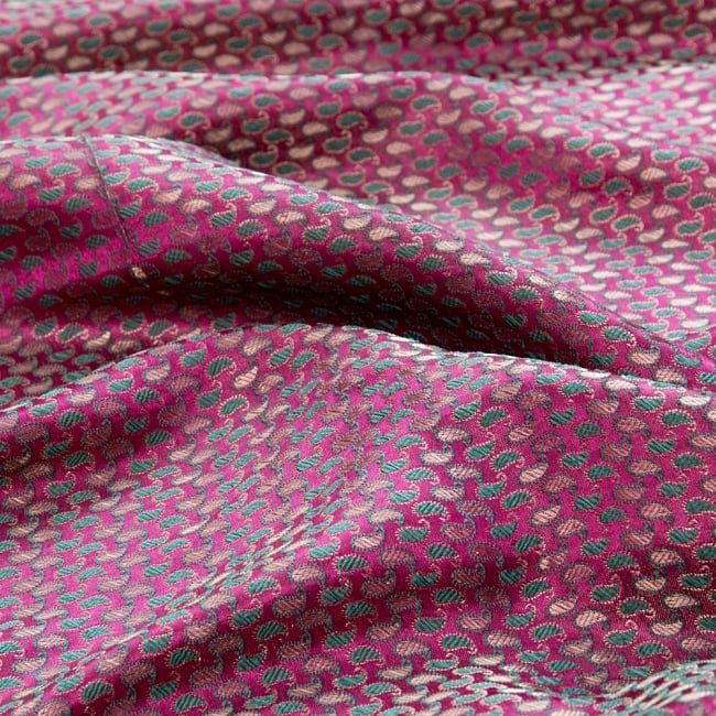 〔1m切り売り〕インドの伝統模様布〔幅約105cm〕 - 赤紫×グリーンの写真1枚目です。インドからやってきた切り売り布です。1点ご購入で1m、3点ご購入で3mなどご注文個数に応じた長さでお送りいたします。
切り売り,計り売り布,布 生地,アジア布,手芸,生地,アジアン,ファブリック,テーブルクロス,ソファーカバー