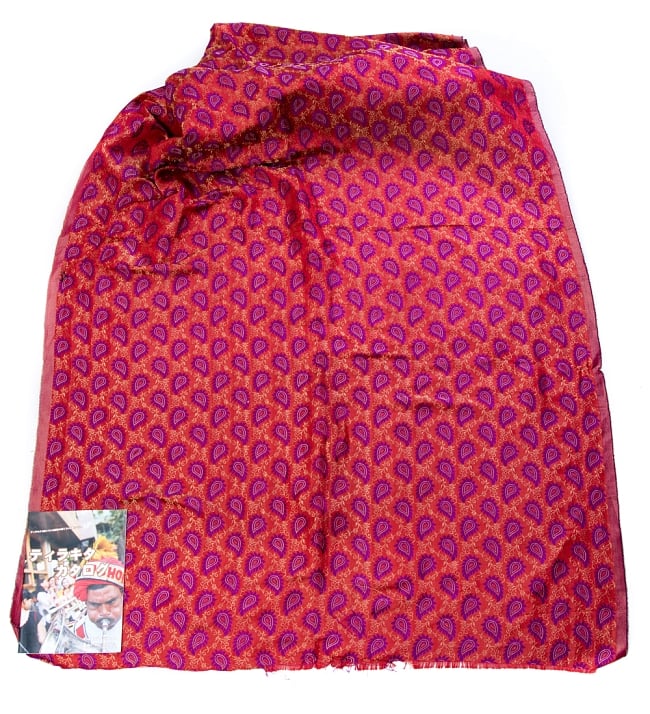 〔1m切り売り〕インドの伝統模様布〔幅約124cm〕 - レッド×パープル 2 - 布を広げてみたところです。横幅もしっかり大きなサイズ。布の上に置かれているのはサイズ比較用の当店A4サイズカタログです。
