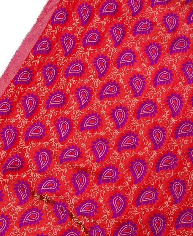 〔1m切り売り〕インドの伝統模様布〔幅約124cm〕 - レッド×パープル 3 - 拡大写真です。独特な雰囲気があります。