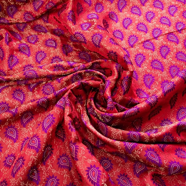 〔1m切り売り〕インドの伝統模様布〔幅約124cm〕 - レッド×パープル 4 - 布をくるりと渦のようにしてみたところです。陰影がきれいです。
