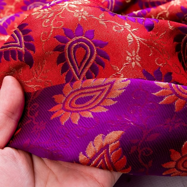 〔1m切り売り〕インドの伝統模様布〔幅約124cm〕 - レッド×パープル 6 - 生地の拡大写真です