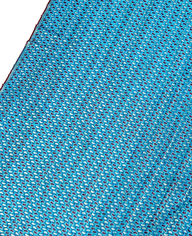 〔1m切り売り〕インドの伝統模様布〔幅約110cm〕 - 青緑 3 - 拡大写真です。独特な雰囲気があります。