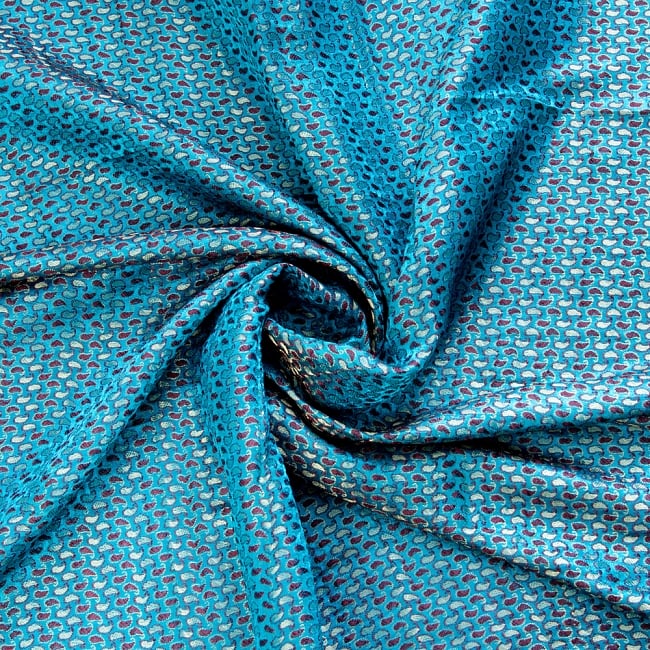 〔1m切り売り〕インドの伝統模様布〔幅約110cm〕 - 青緑 4 - 布をくるりと渦のようにしてみたところです。陰影がきれいです。