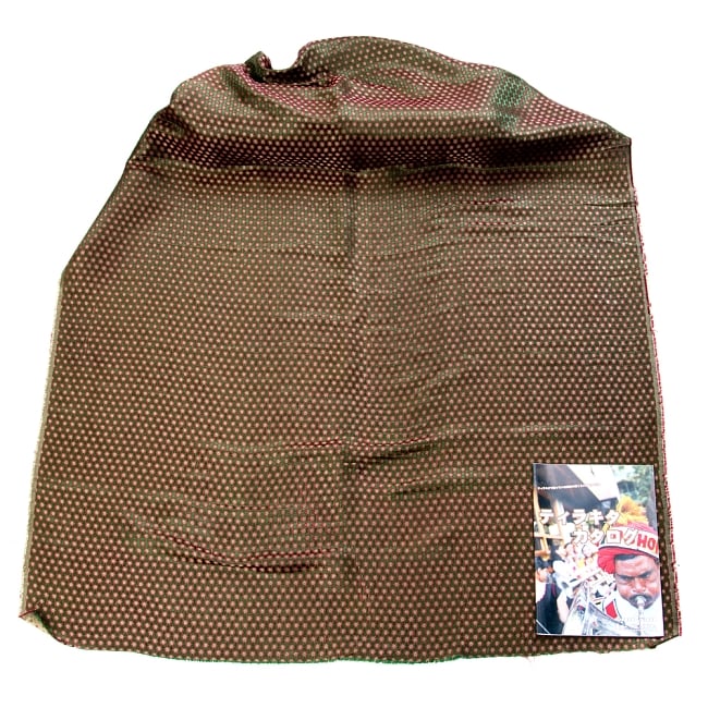 〔1m単位切り売り〕インドの伝統模様布〔幅約111cm〕 - グリーン 2 - 布を広げてみたところです。横幅もしっかり大きなサイズ。布の上に置かれているのはサイズ比較用の当店A4サイズカタログです。