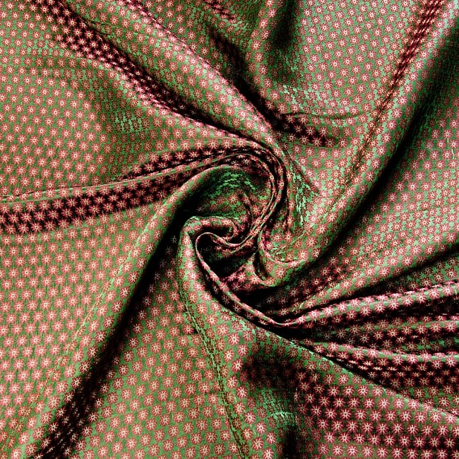 〔1m切り売り〕インドの伝統模様布〔幅約111cm〕 - グリーン 4 - 布をくるりと渦のようにしてみたところです。陰影がきれいです。