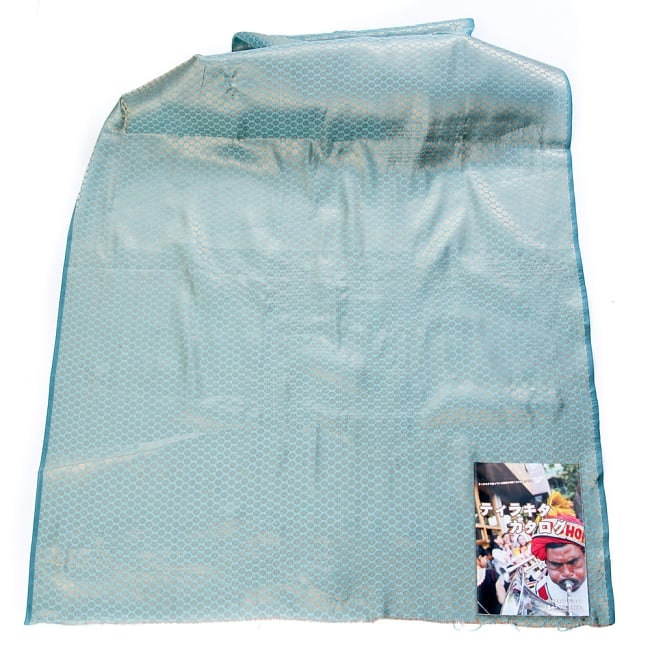〔1m切り売り〕インドの伝統模様布〔幅約112cm〕 - 緑青 2 - 布を広げてみたところです。横幅もしっかり大きなサイズ。布の上に置かれているのはサイズ比較用の当店A4サイズカタログです。