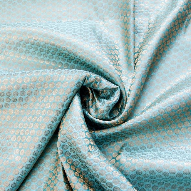 〔1m切り売り〕インドの伝統模様布〔幅約112cm〕 - 緑青 4 - 布をくるりと渦のようにしてみたところです。陰影がきれいです。