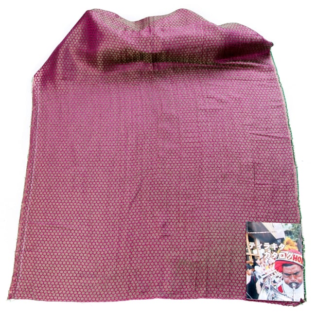 〔1m切り売り〕インドの伝統模様布〔幅約110cm〕 - 赤紫 2 - 布を広げてみたところです。横幅もしっかり大きなサイズ。布の上に置かれているのはサイズ比較用の当店A4サイズカタログです。