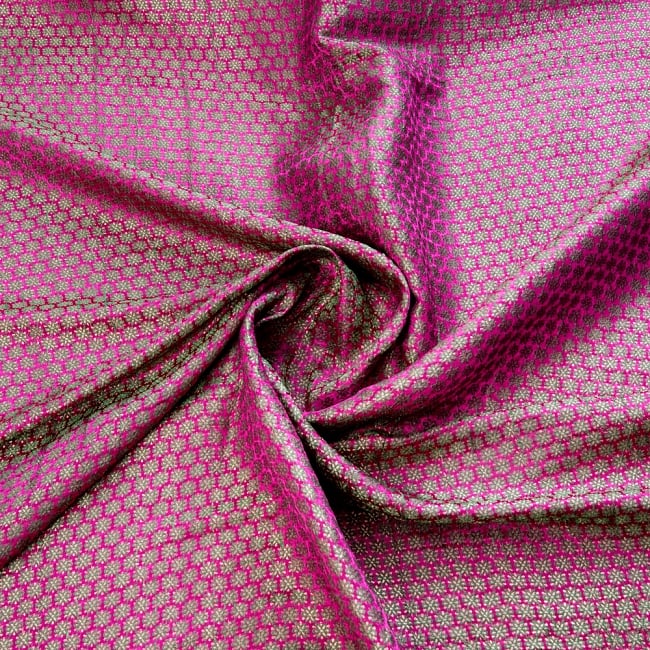 〔1m切り売り〕インドの伝統模様布〔幅約110cm〕 - 赤紫 4 - 布をくるりと渦のようにしてみたところです。陰影がきれいです。