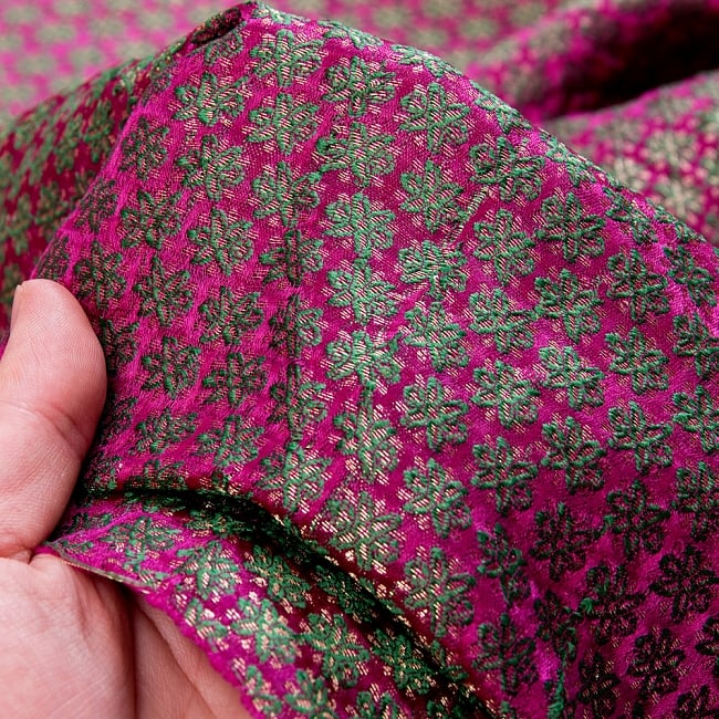 〔1m切り売り〕インドの伝統模様布〔幅約110cm〕 - 赤紫 6 - 生地の拡大写真です