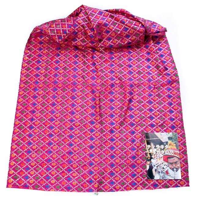 〔1m切り売り〕インドの伝統模様布〔幅約110cm〕 - マゼンタ 2 - 布を広げてみたところです。横幅もしっかり大きなサイズ。布の上に置かれているのはサイズ比較用の当店A4サイズカタログです。