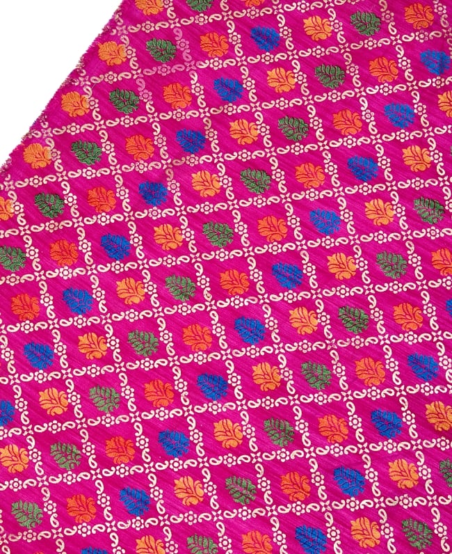 〔1m切り売り〕インドの伝統模様布〔幅約110cm〕 - マゼンタ 3 - 拡大写真です。独特な雰囲気があります。