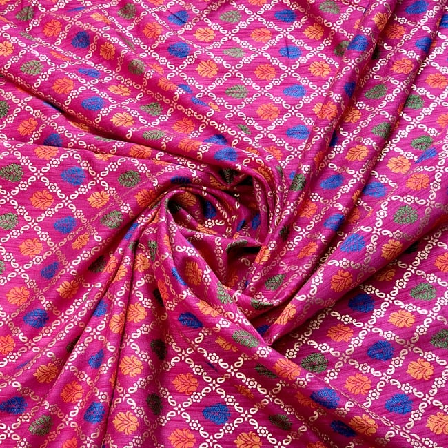 〔1m切り売り〕インドの伝統模様布〔幅約110cm〕 - マゼンタ 4 - 布をくるりと渦のようにしてみたところです。陰影がきれいです。