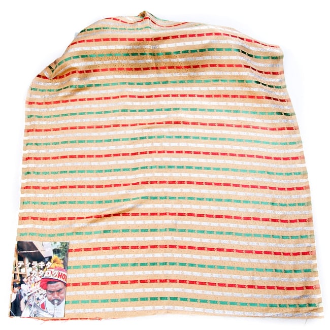 〔1m切り売り〕インドの伝統模様布〔幅約120cm〕 - 黄×緑×赤×銀 2 - 布を広げてみたところです。横幅もしっかり大きなサイズ。布の上に置かれているのはサイズ比較用の当店A4サイズカタログです。