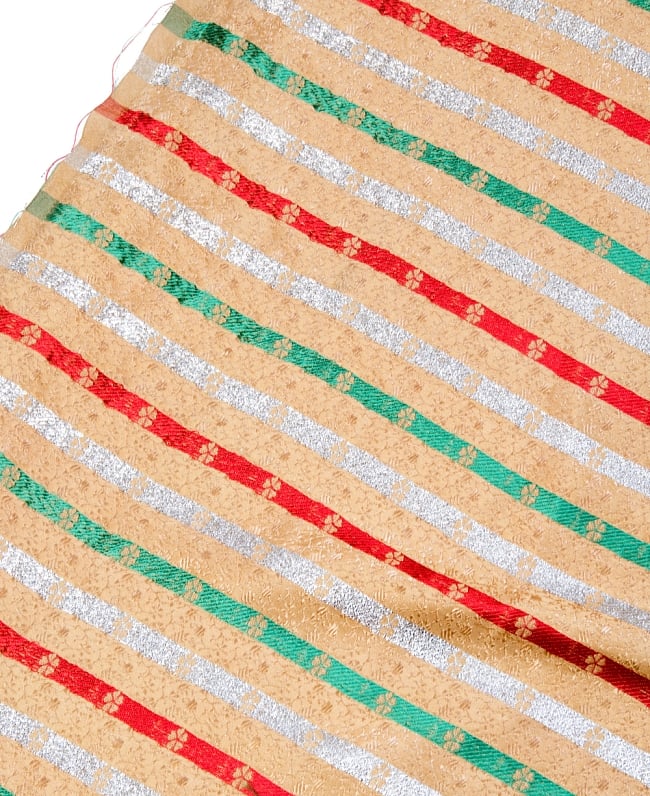 〔1m切り売り〕インドの伝統模様布〔幅約120cm〕 - 黄×緑×赤×銀 3 - 拡大写真です。独特な雰囲気があります。