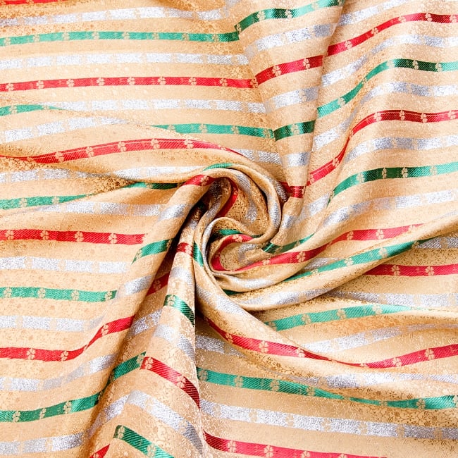 〔1m切り売り〕インドの伝統模様布〔幅約120cm〕 - 黄×緑×赤×銀 4 - 布をくるりと渦のようにしてみたところです。陰影がきれいです。