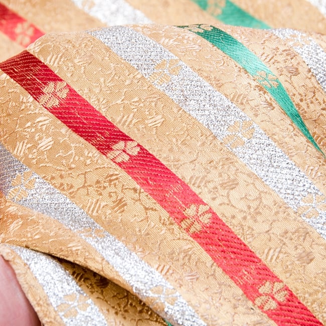 〔1m切り売り〕インドの伝統模様布〔幅約120cm〕 - 黄×緑×赤×銀 6 - 生地の拡大写真です