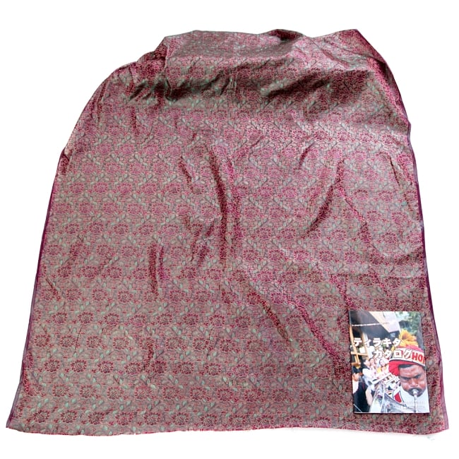 〔1m切り売り〕インドの伝統模様布〔幅約119cm〕 - 赤紫×グリーン 2 - 布を広げてみたところです。横幅もしっかり大きなサイズ。布の上に置かれているのはサイズ比較用の当店A4サイズカタログです。