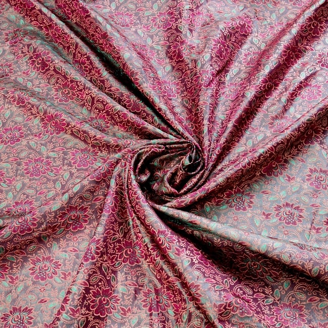 〔1m切り売り〕インドの伝統模様布〔幅約119cm〕 - 赤紫×グリーン 4 - 布をくるりと渦のようにしてみたところです。陰影がきれいです。