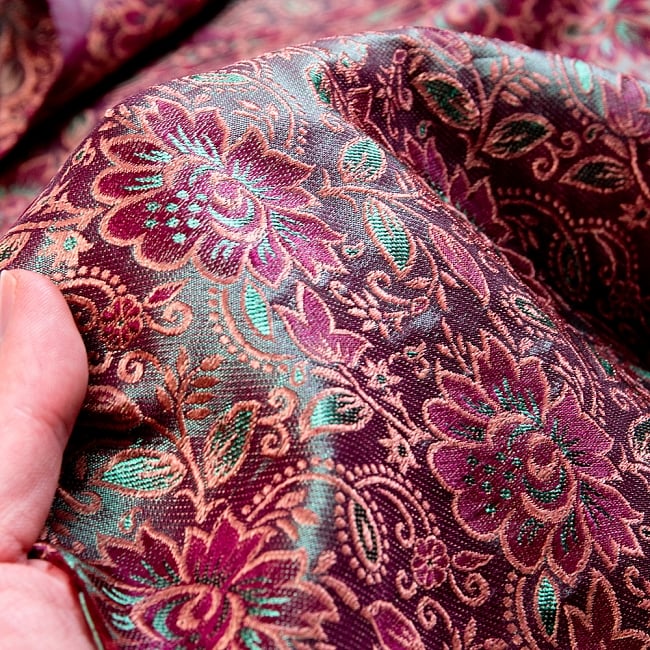 〔1m切り売り〕インドの伝統模様布〔幅約119cm〕 - 赤紫×グリーン 6 - 生地の拡大写真です