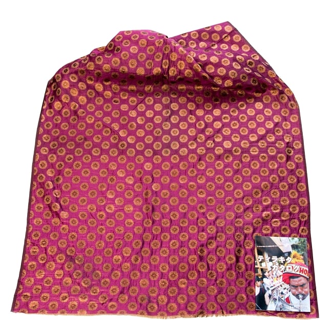 〔1m切り売り〕インドの伝統模様布〔幅約116cm〕 - 赤紫 2 - 布を広げてみたところです。横幅もしっかり大きなサイズ。布の上に置かれているのはサイズ比較用の当店A4サイズカタログです。