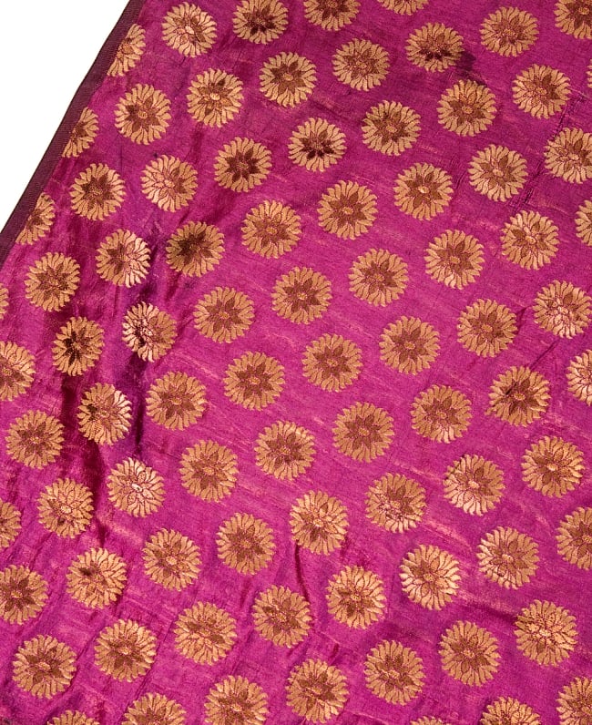 〔1m切り売り〕インドの伝統模様布〔幅約116cm〕 - 赤紫 3 - 拡大写真です。独特な雰囲気があります。