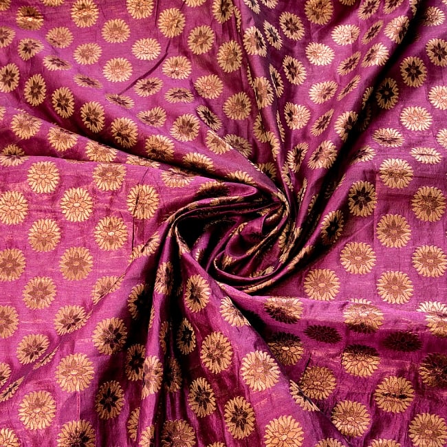 〔1m切り売り〕インドの伝統模様布〔幅約116cm〕 - 赤紫 4 - 布をくるりと渦のようにしてみたところです。陰影がきれいです。