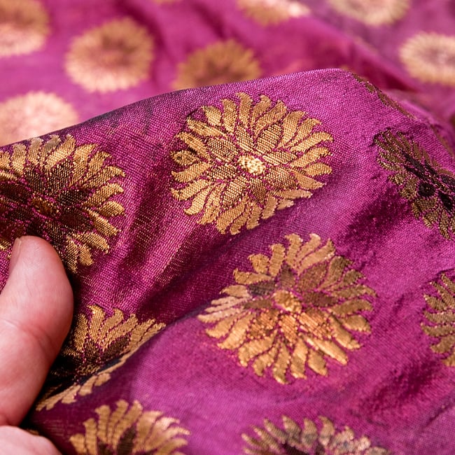 〔1m切り売り〕インドの伝統模様布〔幅約116cm〕 - 赤紫 6 - 生地の拡大写真です