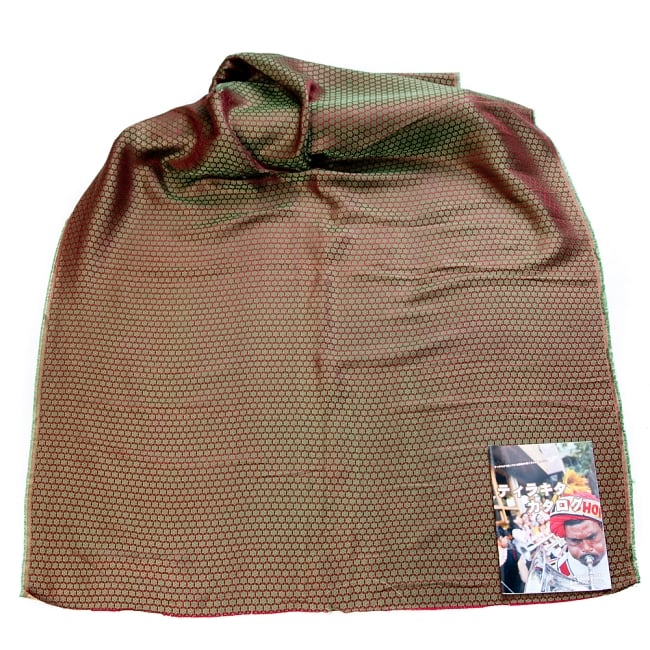 〔1m切り売り〕インドの伝統模様布〔幅約120cm〕 - 赤×グリーン 2 - 布を広げてみたところです。横幅もしっかり大きなサイズ。布の上に置かれているのはサイズ比較用の当店A4サイズカタログです。