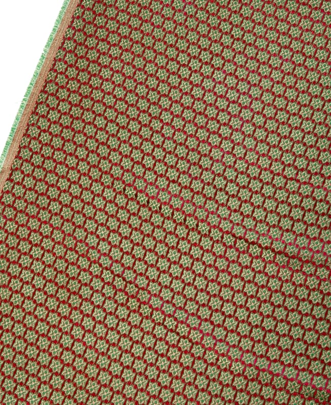 〔1m切り売り〕インドの伝統模様布〔幅約120cm〕 - 赤×グリーン 3 - 拡大写真です。独特な雰囲気があります。