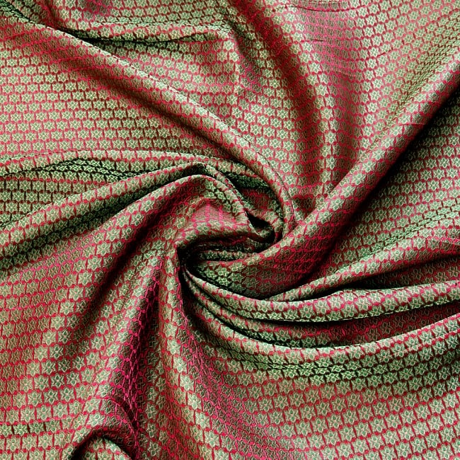 〔1m切り売り〕インドの伝統模様布〔幅約120cm〕 - 赤×グリーン 4 - 布をくるりと渦のようにしてみたところです。陰影がきれいです。