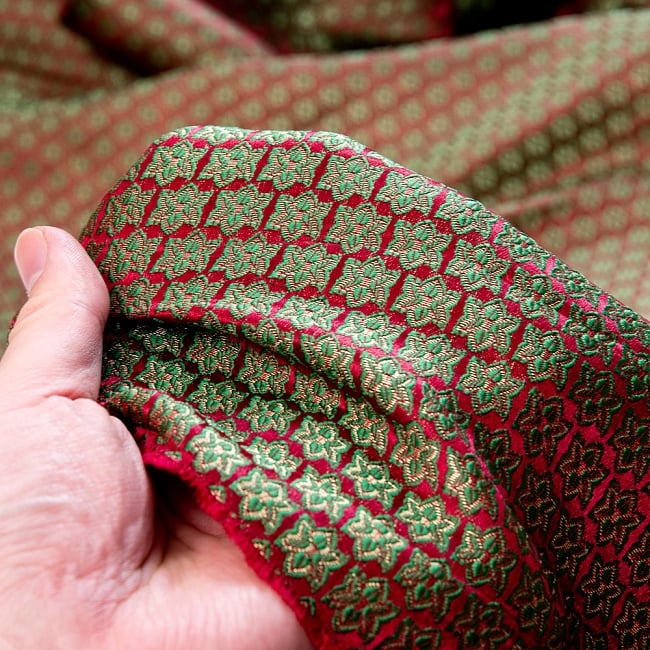 〔1m切り売り〕インドの伝統模様布〔幅約120cm〕 - 赤×グリーン 6 - 生地の拡大写真です