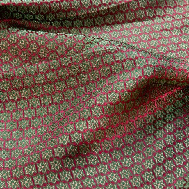 〔1m切り売り〕インドの伝統模様布〔幅約120cm〕 - 赤×グリーンの写真1枚目です。インドからやってきた切り売り布です。1点ご購入で1m、3点ご購入で3mなどご注文個数に応じた長さでお送りいたします。
切り売り,計り売り布,布 生地,アジア布,手芸,生地,アジアン,ファブリック,テーブルクロス,ソファーカバー