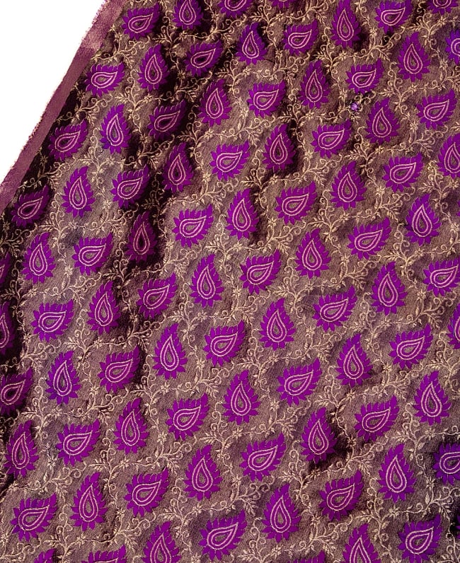 〔1m切り売り〕インドの伝統模様布〔幅約122cm〕 - パープル 3 - 拡大写真です。独特な雰囲気があります。