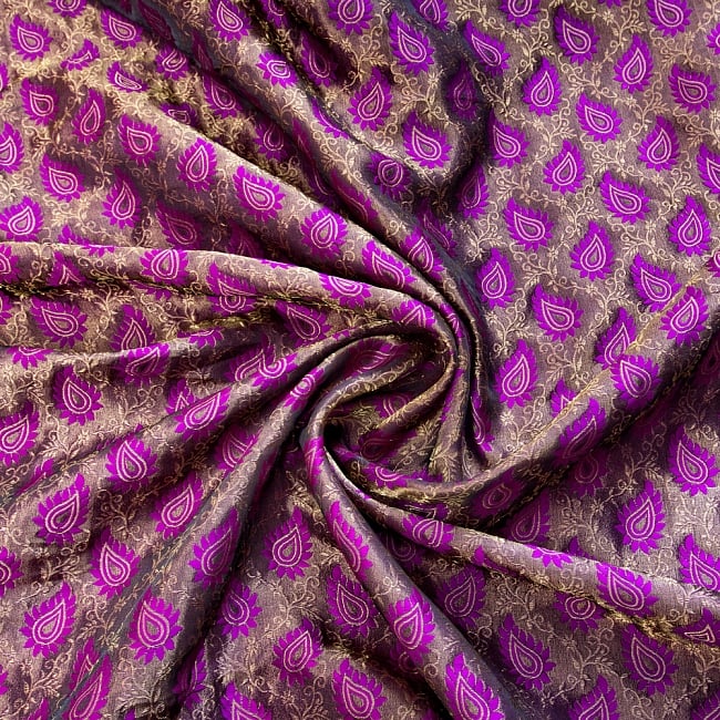 〔1m切り売り〕インドの伝統模様布〔幅約122cm〕 - パープル 4 - 布をくるりと渦のようにしてみたところです。陰影がきれいです。