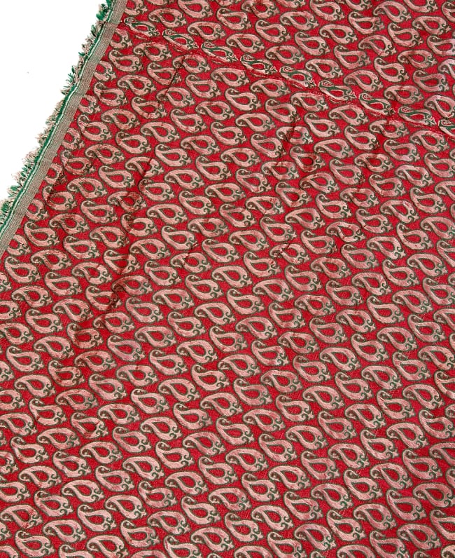 〔1m切り売り〕インドの伝統模様布〔幅約119cm〕 - レッド×グリーン 3 - 拡大写真です。独特な雰囲気があります。