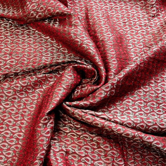 〔1m切り売り〕インドの伝統模様布〔幅約119cm〕 - レッド×グリーン 4 - 布をくるりと渦のようにしてみたところです。陰影がきれいです。