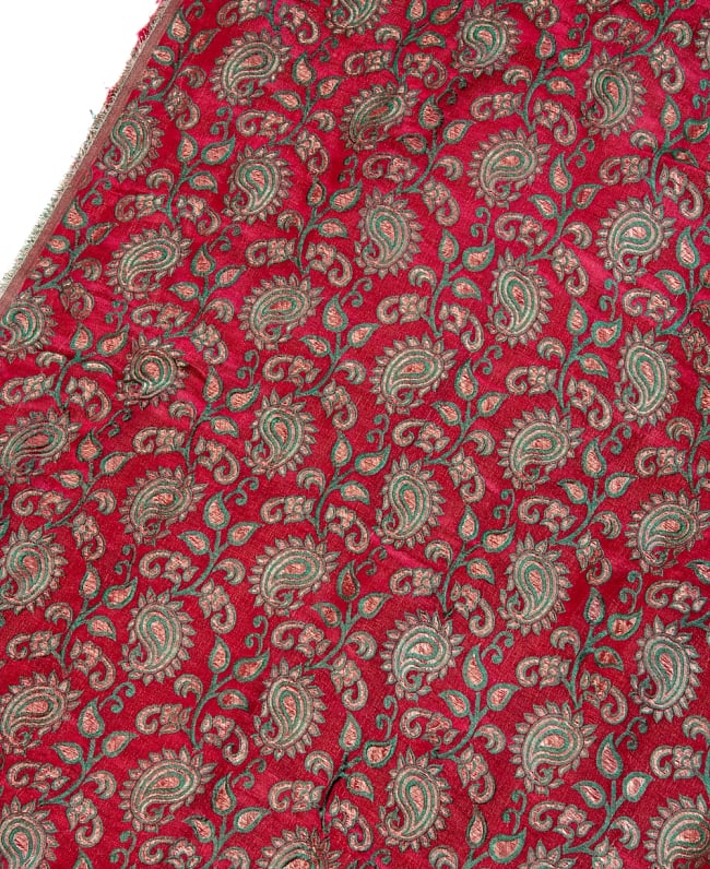 〔1m切り売り〕インドの伝統模様布〔幅約110cm〕 - レッド×グリーン 3 - 拡大写真です。独特な雰囲気があります。