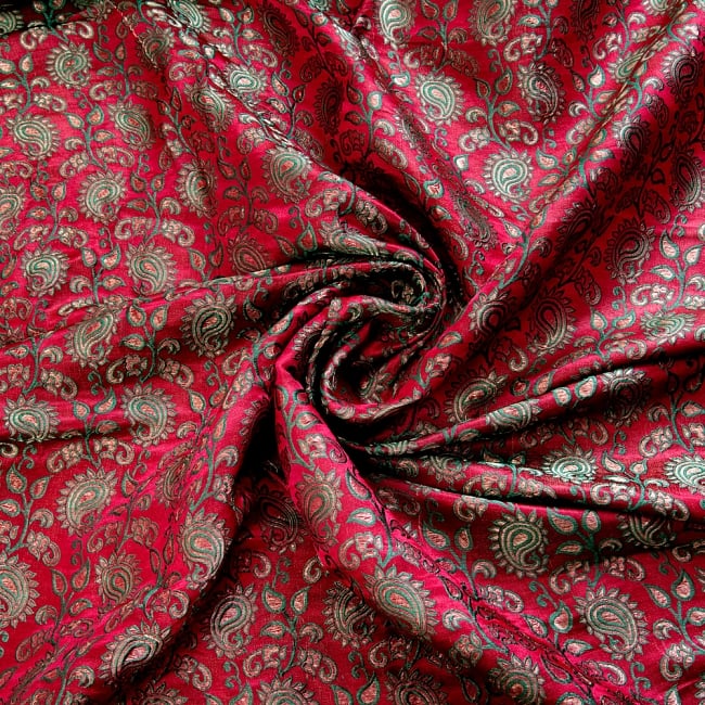 〔1m切り売り〕インドの伝統模様布〔幅約110cm〕 - レッド×グリーン 4 - 布をくるりと渦のようにしてみたところです。陰影がきれいです。
