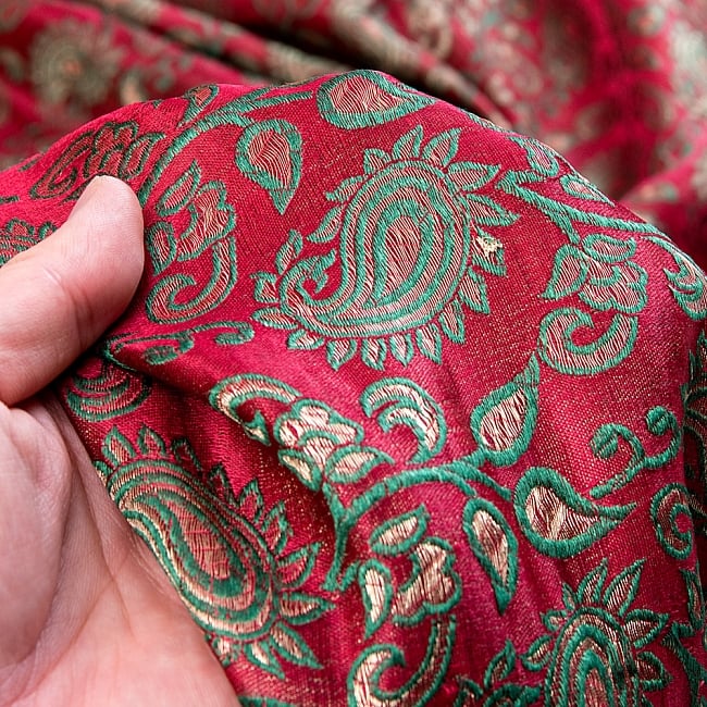 〔1m切り売り〕インドの伝統模様布〔幅約110cm〕 - レッド×グリーン 6 - 生地の拡大写真です
