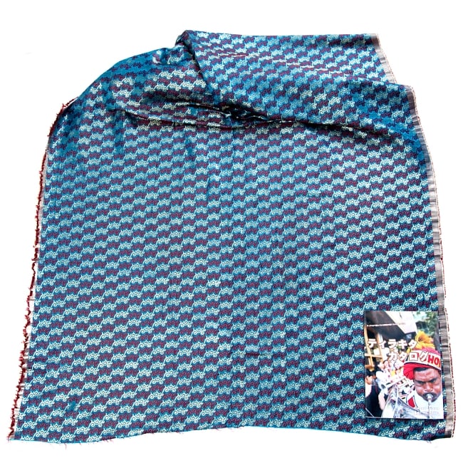 〔1m切り売り〕インドの伝統模様布〔幅約120cm〕 - 青緑 2 - 布を広げてみたところです。横幅もしっかり大きなサイズ。布の上に置かれているのはサイズ比較用の当店A4サイズカタログです。