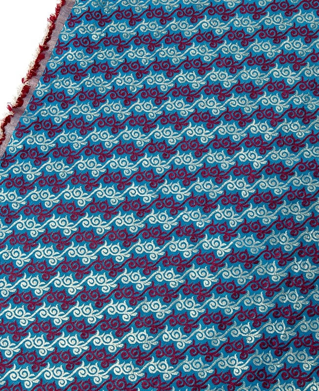 〔1m切り売り〕インドの伝統模様布〔幅約120cm〕 - 青緑 3 - 拡大写真です。独特な雰囲気があります。