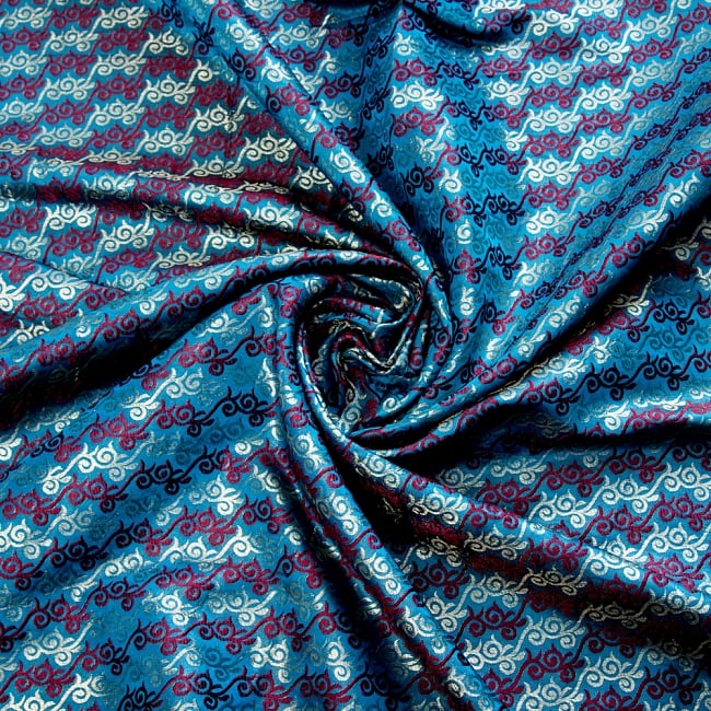 〔1m切り売り〕インドの伝統模様布〔幅約120cm〕 - 青緑 4 - 布をくるりと渦のようにしてみたところです。陰影がきれいです。