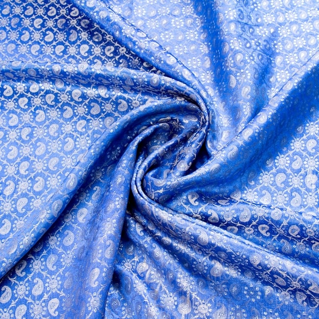 〔1m切り売り〕インドの伝統模様布〔幅約119cm〕 - 青紫 4 - 布をくるりと渦のようにしてみたところです。陰影がきれいです。
