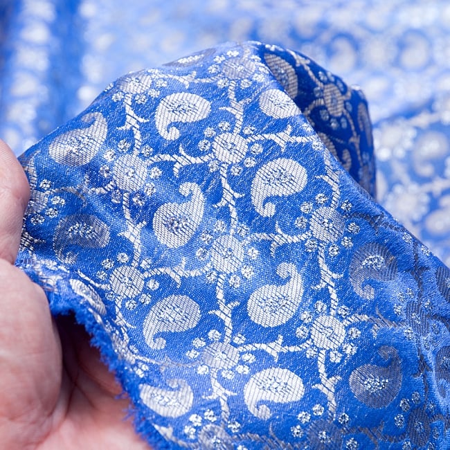 〔1m切り売り〕インドの伝統模様布〔幅約119cm〕 - 青紫 6 - 生地の拡大写真です