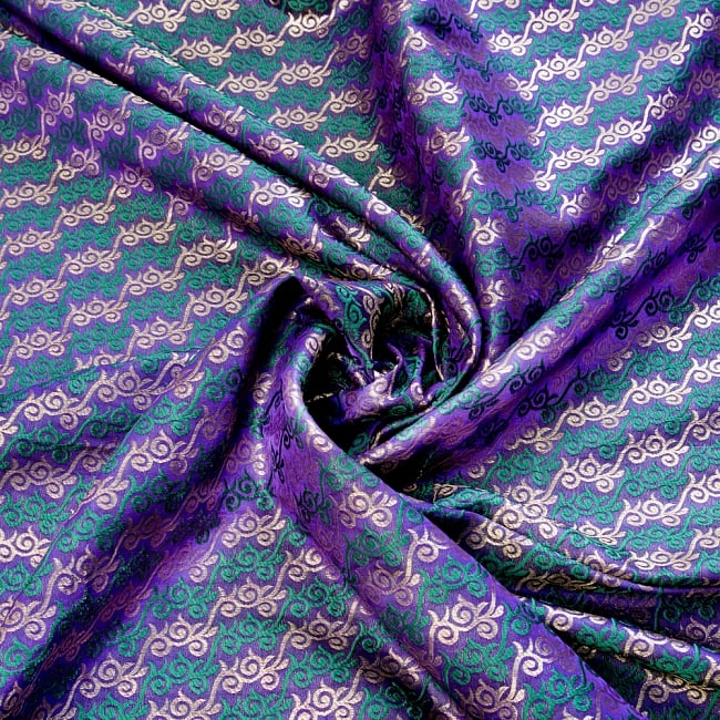 〔1m切り売り〕インドの伝統模様布〔幅約122cm〕 - パープル 4 - 布をくるりと渦のようにしてみたところです。陰影がきれいです。