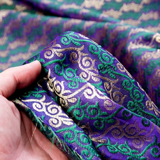 〔1m切り売り〕インドの伝統模様布〔幅約122cm〕 - パープル 6 - 生地の拡大写真です