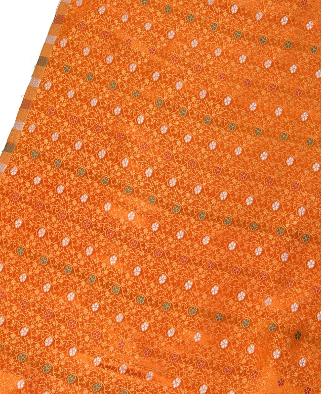 〔1m切り売り〕インドの伝統模様布〔幅約118cm〕 - オレンジ 3 - 拡大写真です。独特な雰囲気があります。