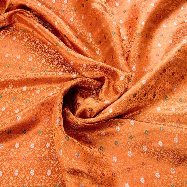 〔1m切り売り〕インドの伝統模様布〔幅約118cm〕 - オレンジ 4 - 布をくるりと渦のようにしてみたところです。陰影がきれいです。
